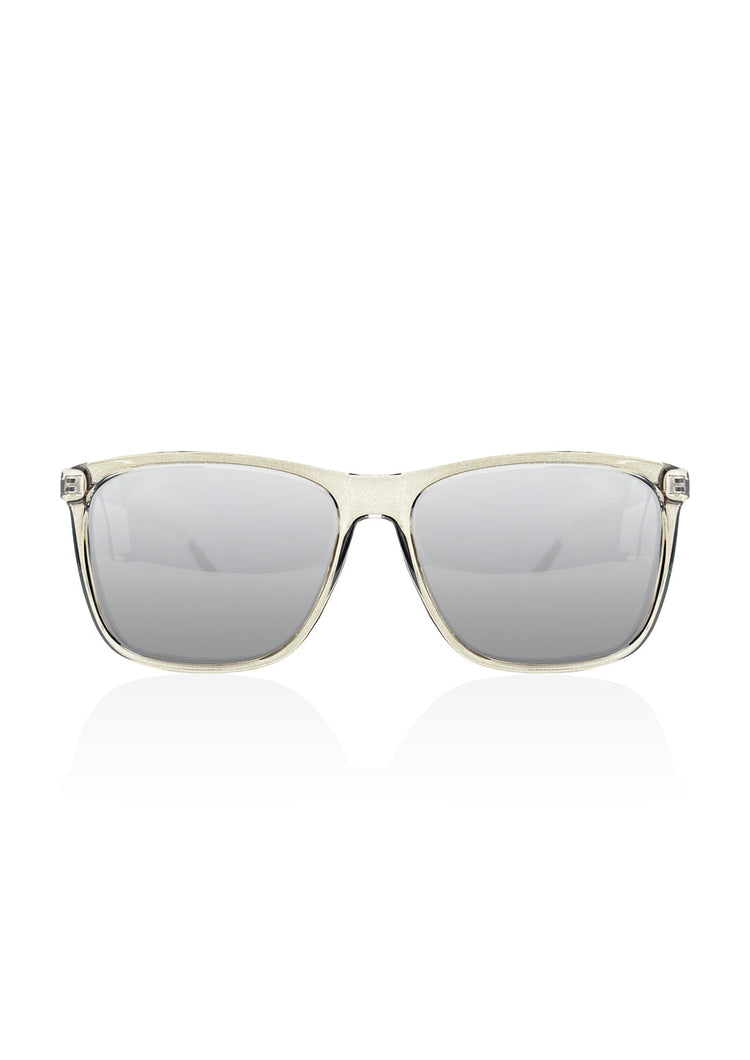 Wayfarer-solglasögon med transparent plastbåge och silverfärgade aluminiumskalmar, klara linser.