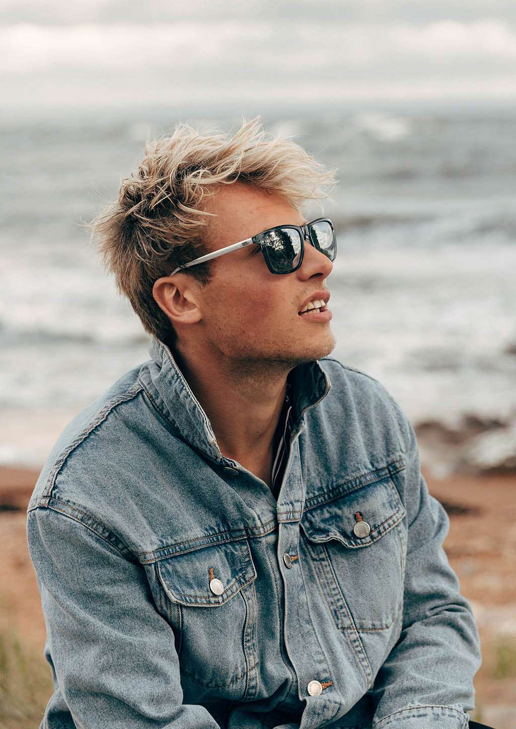 Solglasögon i modern wayfarerstil med svart plastfront och silverfärgade aluminiumskalmar.