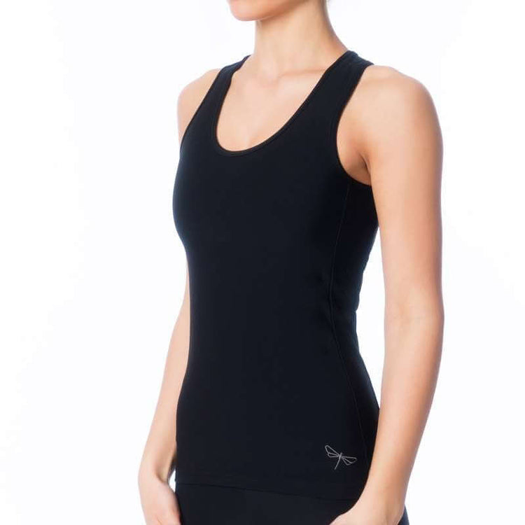 Svart sömlös bh-top i ventilerande luftsilke med breda axelband och rund halsringning.