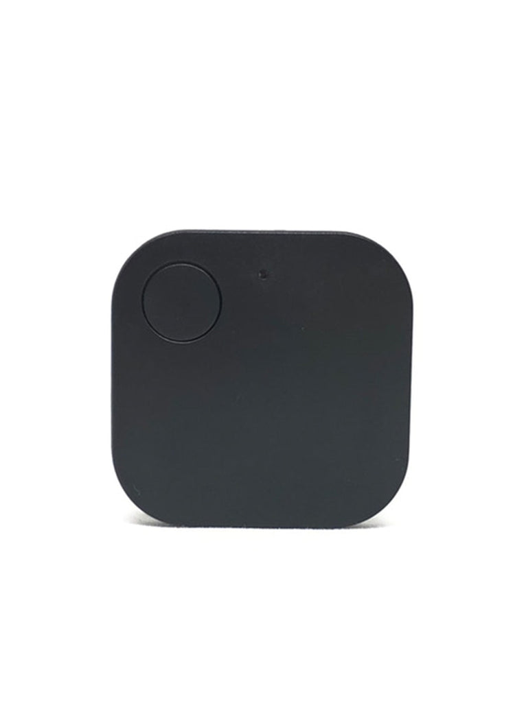 Svart kompakt Bluetooth-spårare med rund knapp i hörnet, för solglasögonfodral.