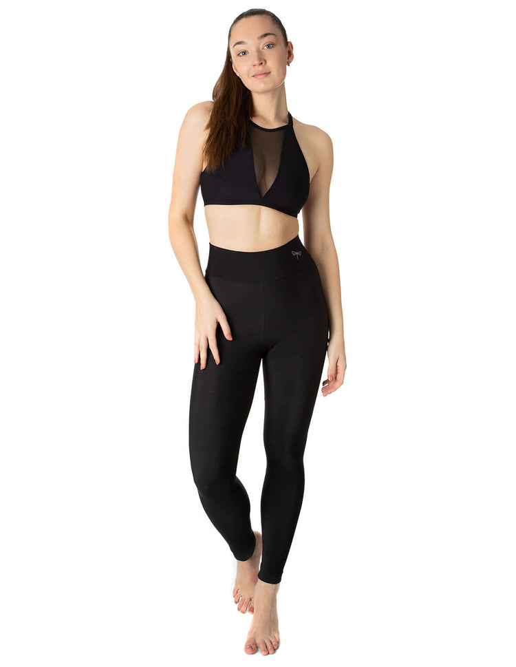 Svarta högmidjade leggings med smickrande passform och elastisk midja, värmande material.