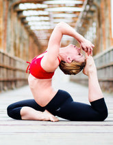 Svarta capri leggings med hög midja och tight passform, gjorda för rörelsefrihet vid träning.