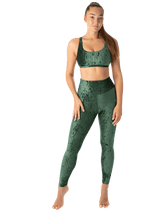 Gröna sammetstights med hög midja och mjuk, silkeslen yta, figurnära passform.