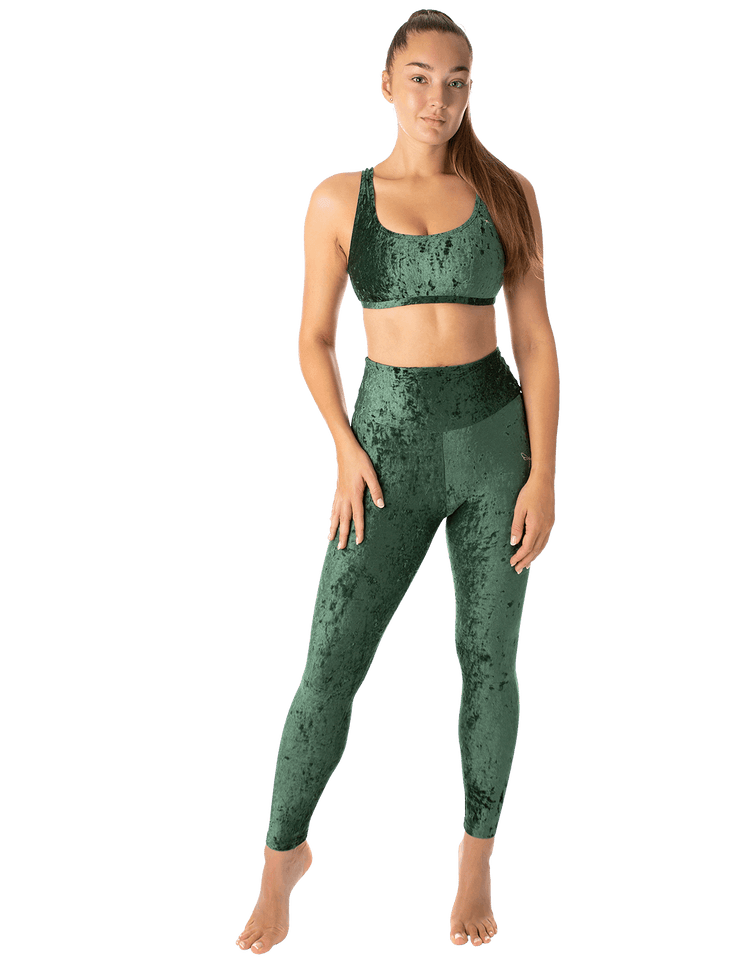 Gröna sammetstights med hög midja och mjuk, silkeslen yta, figurnära passform.