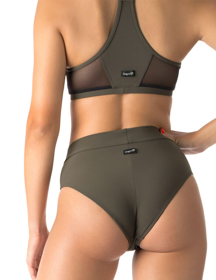 Khaki sport-bh med meshdetaljer och racerback, andningsbar och stödjande design.