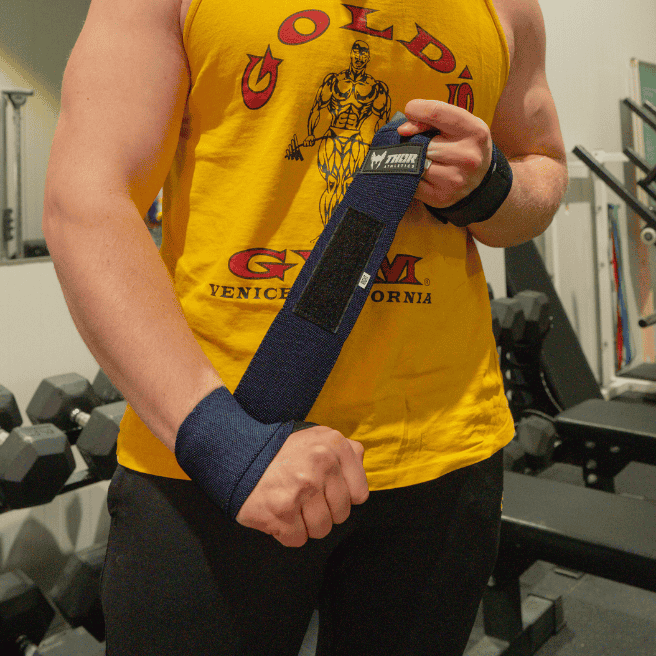 Blå vikinghandledslindor på arm, justeras för stöd under träning, med kardborreband.