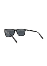 Svarta wayfarer-solglasögon med matt plastfront och smala aluminiumskalmar.