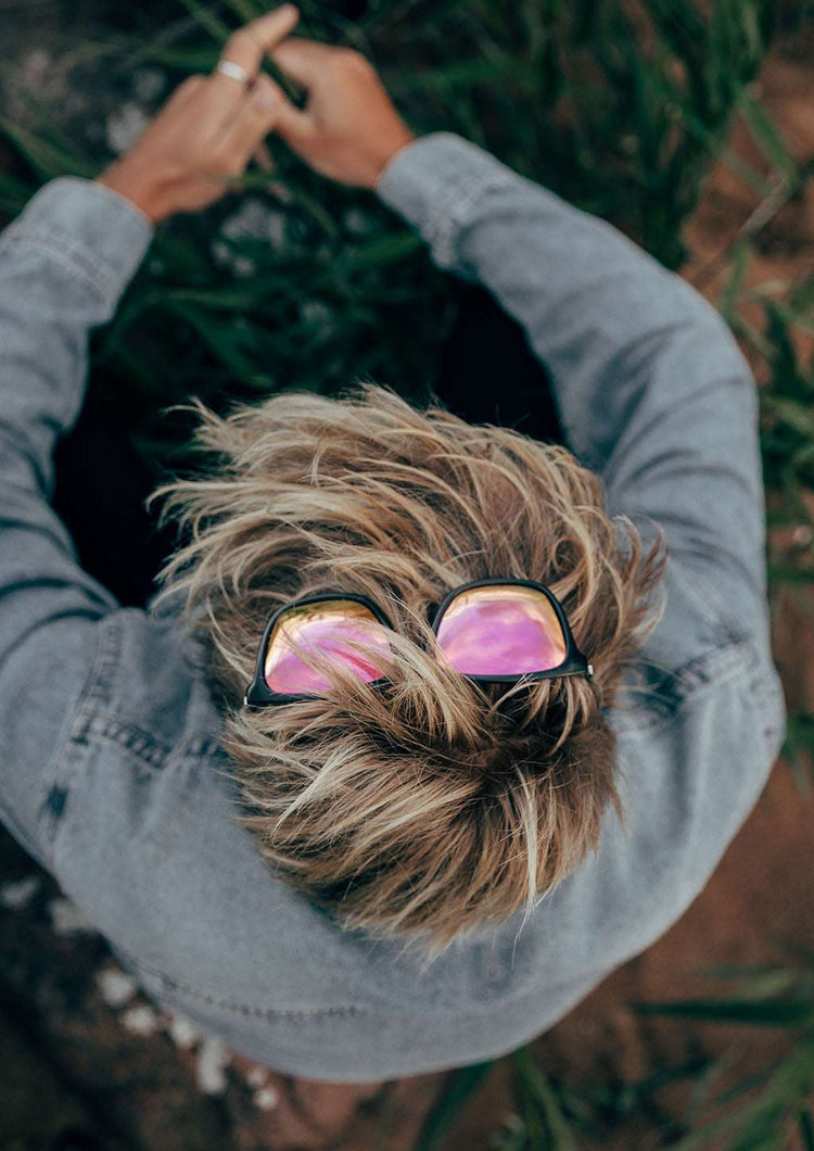 Wayfarer-solglasögon med svart plastfront, aluminiumskalmar och rosa spegelglas från Monti Division-serien.