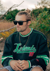 Svarta Wayfarer-solglasögon med aluminiumdetaljer på man i grön och svart tröja.