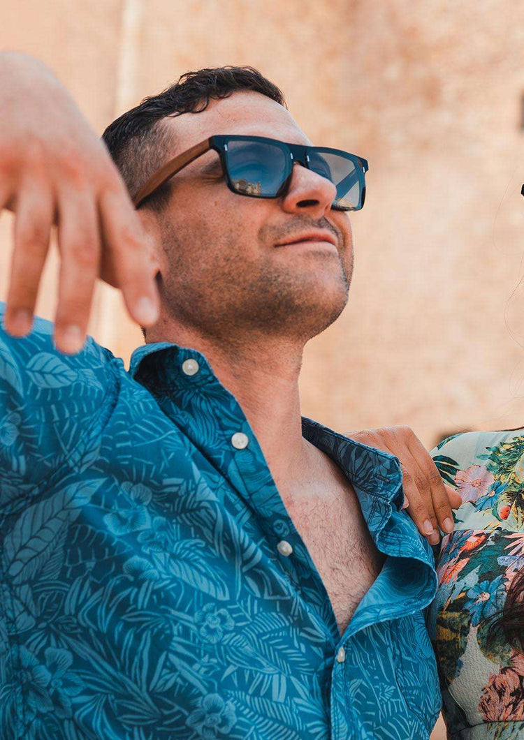 Fyrkantiga solglasögon med svart acetat och valnötsträ i modern minimalistisk design.