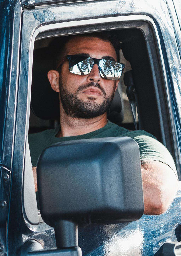 Fyrkantiga solglasögon med svart acetat- och valnötsträram och svarta spegelglasögon.