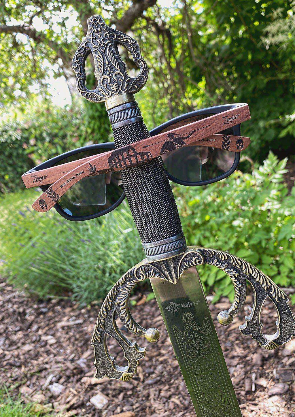 Svarta Wayfarer-solglasögon med rosenträbågar och handgraverade detaljer, polariserade linser.