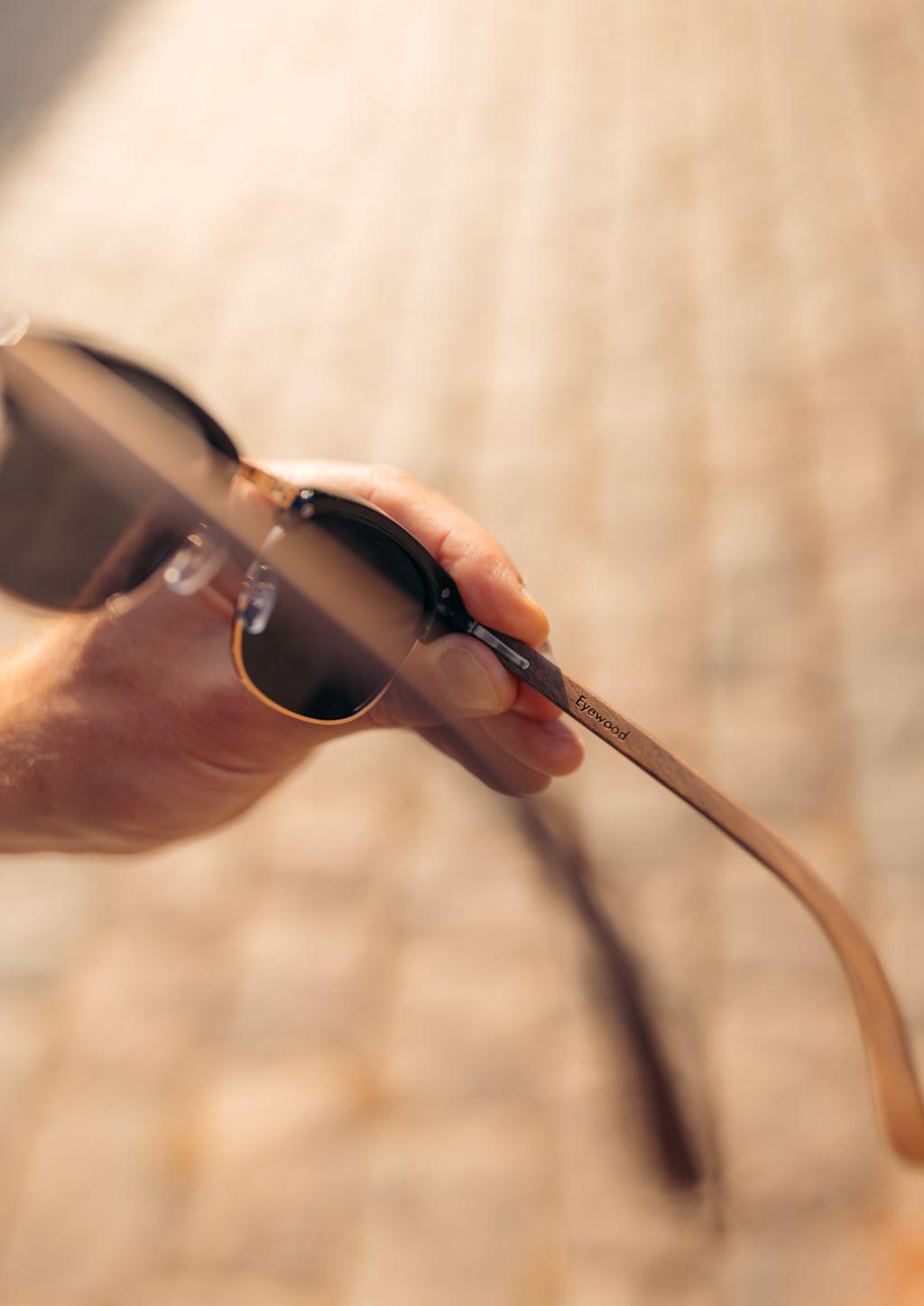 Svarta Clubmaster-solglasögon med spegellinser och handgjorda rosenträbågar.