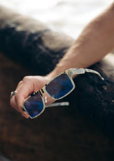 Fyrkantiga solglasögon med blå spegelglas och ram i återvinningsbart papper.