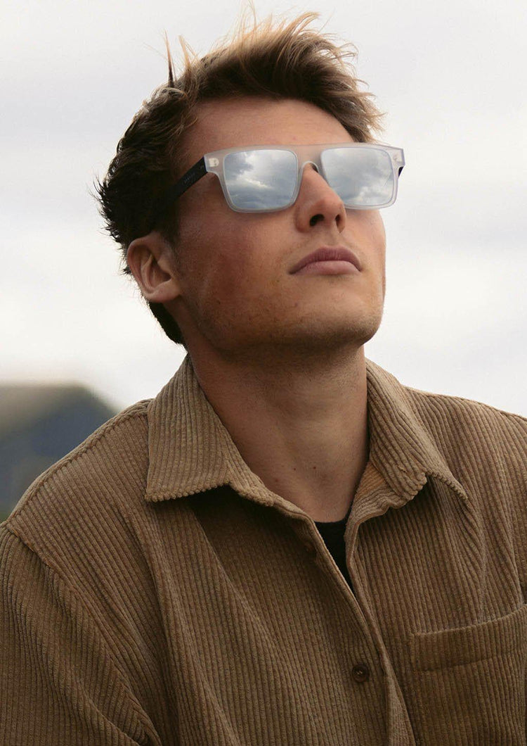 Svarta fyrkantiga solglasögon i kolfiber och acetat med blå spegelglas.