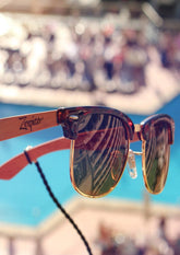 Clubmaster solglasögon med brun rosenträram och spegelglas, handgjorda detaljer i plastblandning.