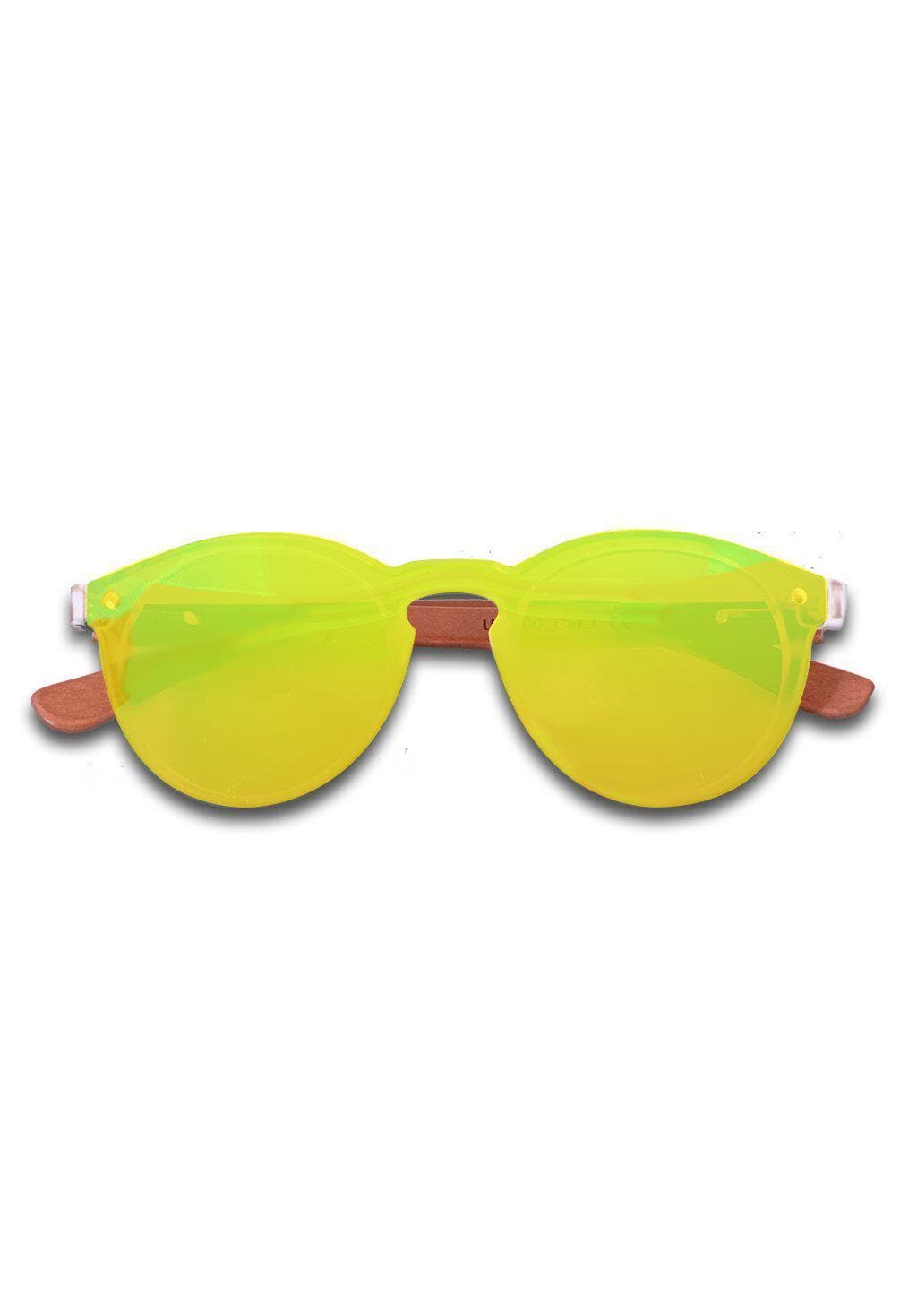 Solglasögon med gula polariserade linser och rosenträbågar i hållbar plast.