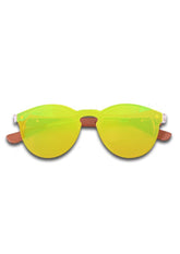 Solglasögon med gula polariserade linser och rosenträbågar i hållbar plast.