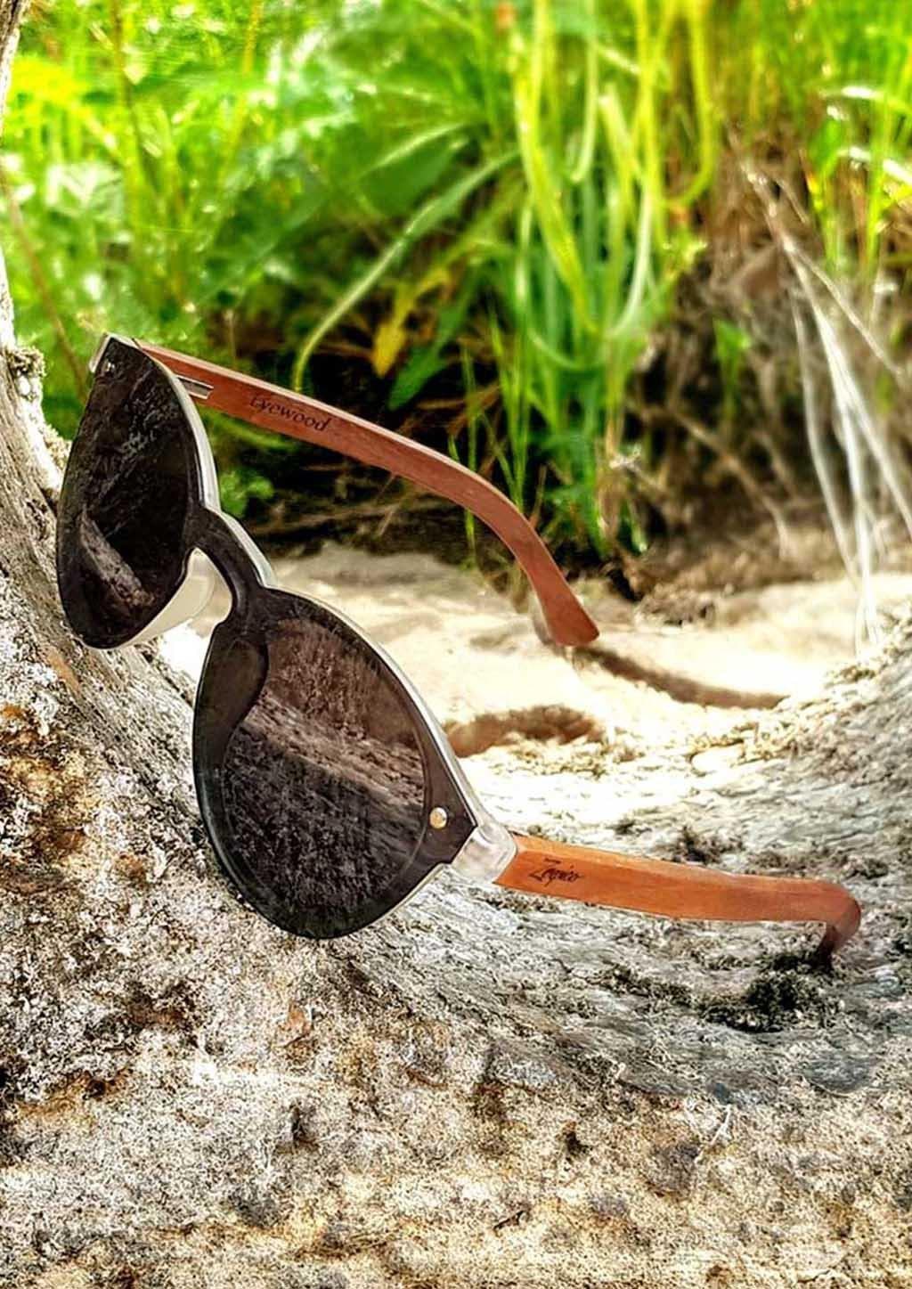 Solglasögon med svart fyrkantigt glas och bågar i ljust rosenträ, handgjorda och polerade.