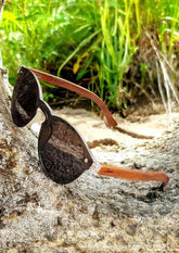 Solglasögon med svart fyrkantigt glas och bågar i ljust rosenträ, handgjorda och polerade.