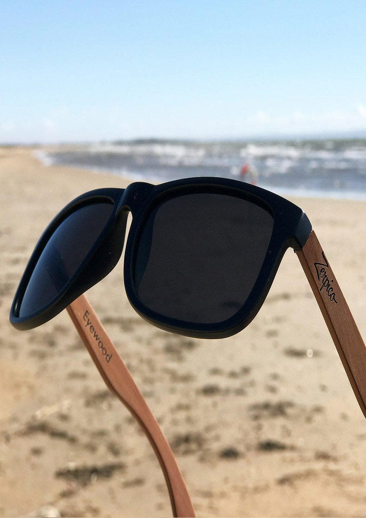 Svarta Wayfarer-solglasögon med svart front och rosenträbågar i handgjord design.