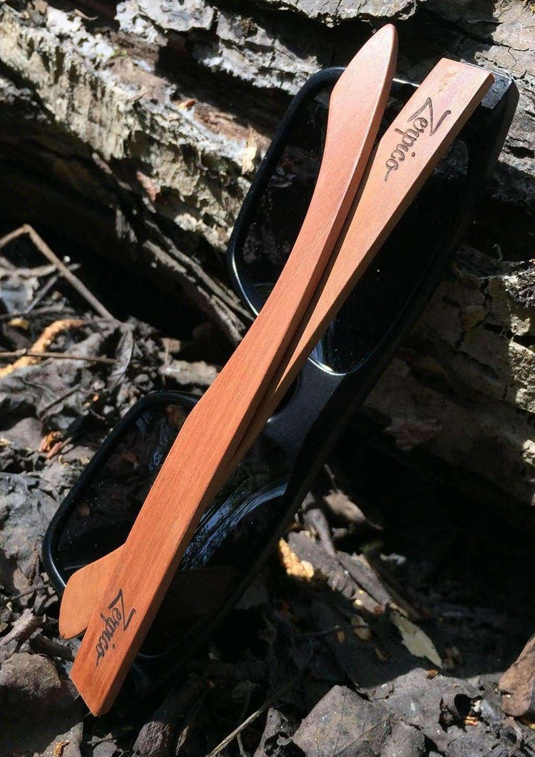 Handgjorda svarta solglasögon med fyrkantiga spegellinser och rosenträarmar.