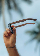 Wayfarer solglasögon med svart front och handgjorda rosenträbågar med mandalaengraving.