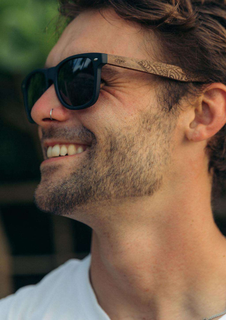 Svarta wayfarer-solglasögon med handgjord rosenträram och mandalagravyr på skalmarna.