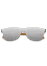 Solglasögon med silverfärgade spegelglas och handgjorda rosenträdetaljer i futuristisk vintage-design.