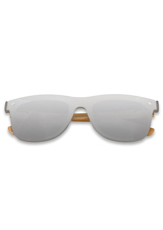 Solglasögon med silverfärgade spegelglas och handgjorda rosenträdetaljer i futuristisk vintage-design.