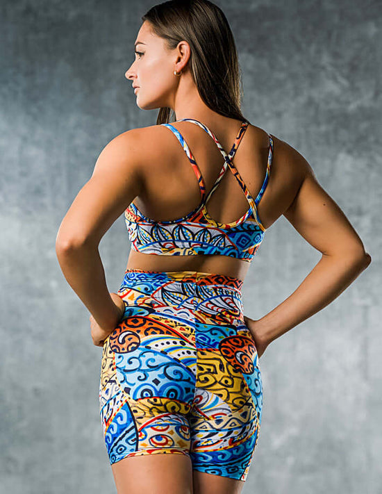 Mjuka träningsleggings med hög midja och färgstarkt indiskt sommarinspirerat mönster i blått, gult och orange.