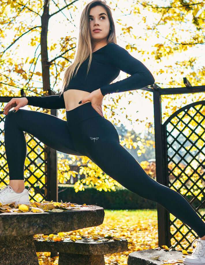 Svarta mellanhöga leggings i stretchigt tyg med smickrande passform och tunn DRFL-logga på låret.