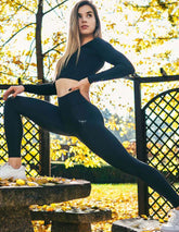 Svarta mellanhöga leggings i stretchigt tyg med smickrande passform och tunn DRFL-logga på låret.