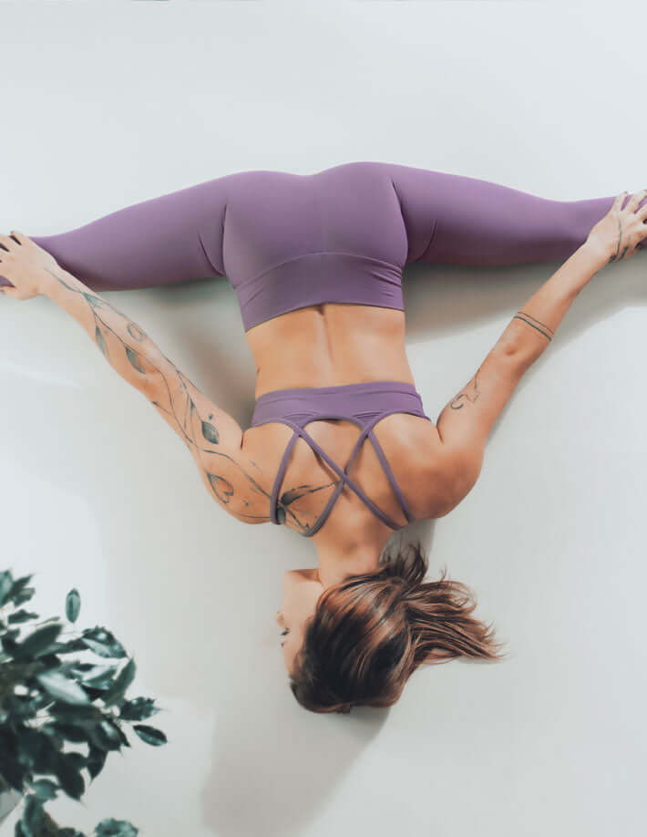 Lavendelfärgade mellanhöga leggings med smickrande passform och flexibelt tyg, korsade linjer bak.