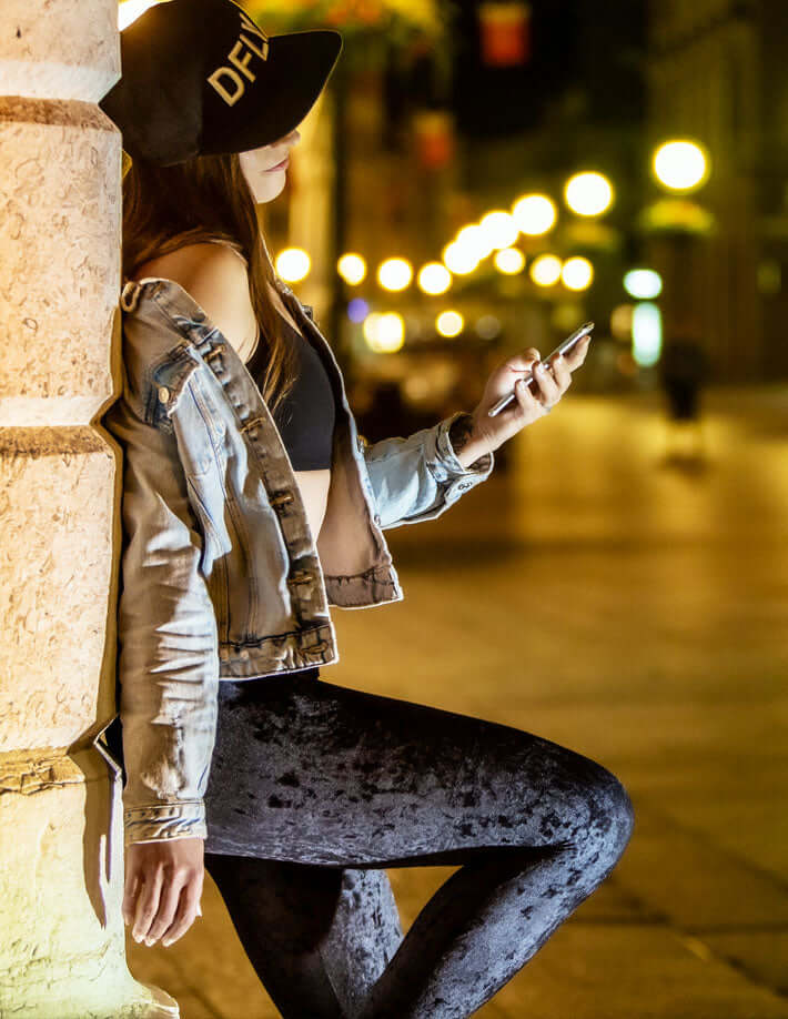 Svarta sammetleggings i mjuk, stretchig velour med elegant mönster, styling med jacka och hatt.