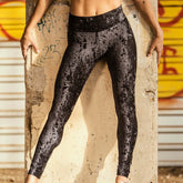 Svarta leggings i sammetslen, hög midja och smal passform.