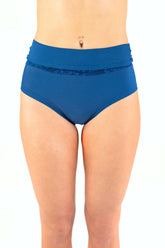 Blå spetsiga poleshorts med hög midja och lackad detalj i midjebandet.