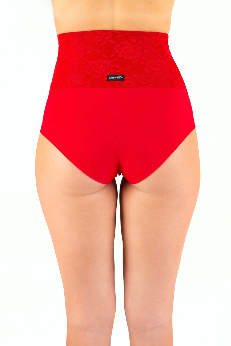 Röda spetsiga poleshorts med hög midja och svart logotypetikett baktill.