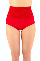 Röda spetsiga högmidjade poleshorts med elegant mönster och bred resår i midjan.