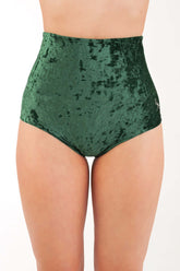 Högmidjade sammetsshorts i smaragdgrönt med mjuk, glansig yta.