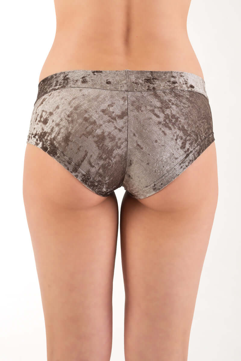 Korta sammetsshorts i stenfärgad, mjuk och glansig velour med elastisk midja.