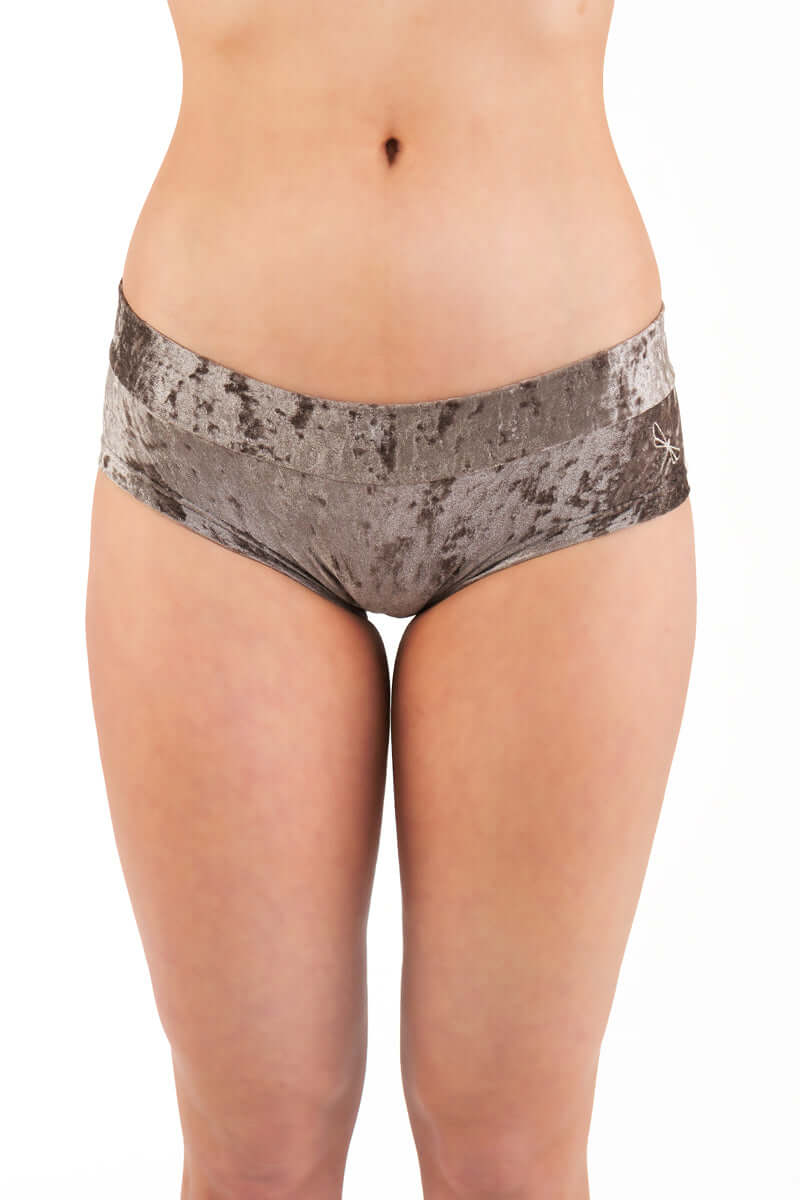 Stonefärgade sammetshorts med mjuk, skimrande yta och låg midja, tajt passform.