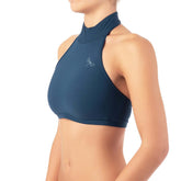 Petrolfärgad halterneck sport-BH med mjuk vaddering och sömlös design, hög i halsen, smal rygg.