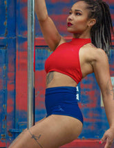 Röd halterneck sport-bh med sömlös design, vadderade kupor och stödjande passform.