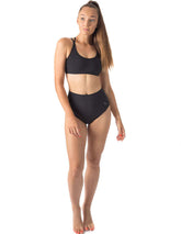 Svarta träningsshorts för dam med hög midja och mjukt material, kombinerade med svart sport-bh.