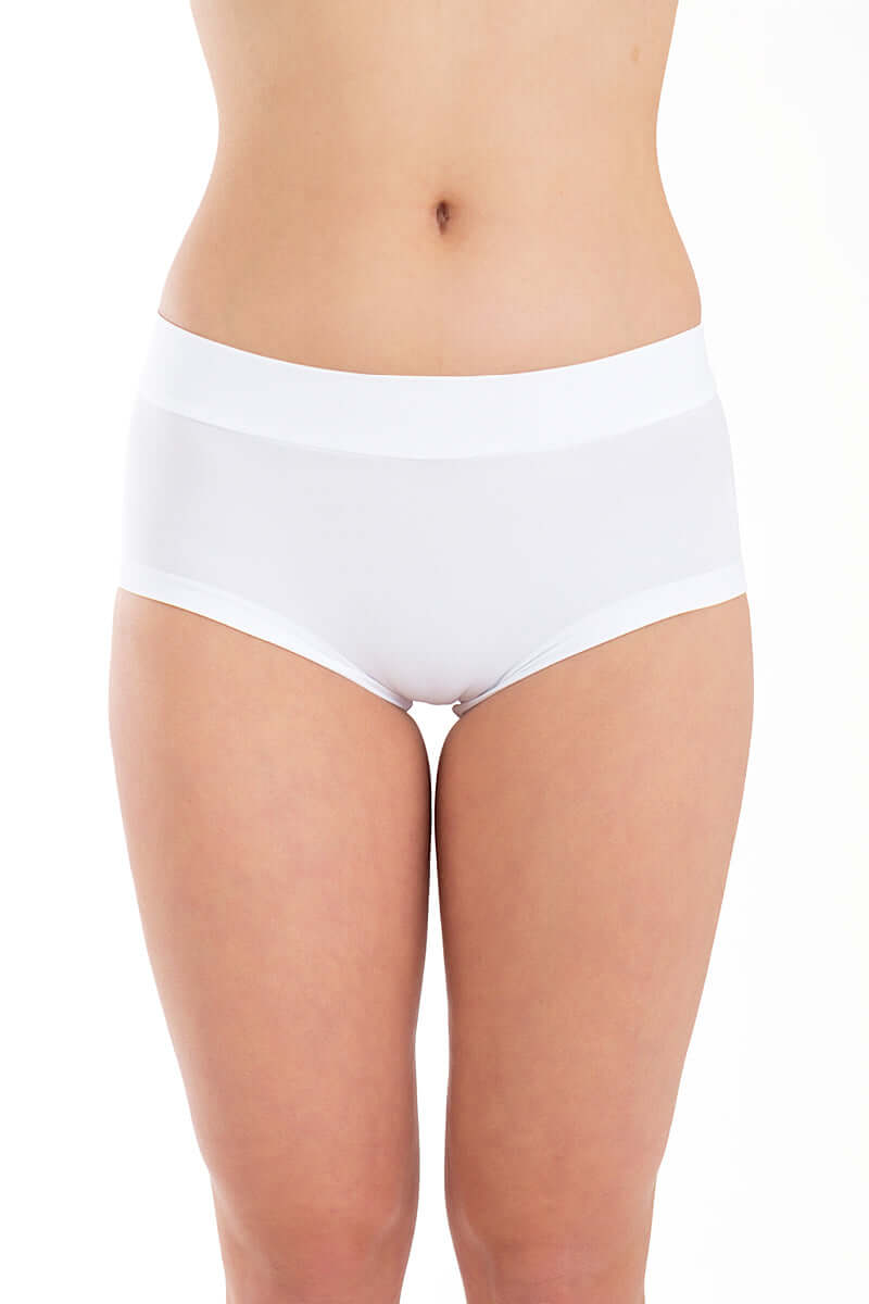 Vita Mandy Pole Shorts i mjuk, stretchig sportig design med hög midja och bekväm passform.