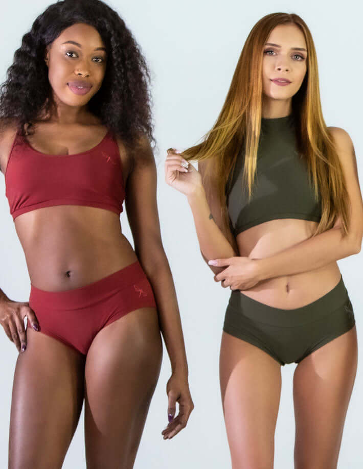 Röd aktiv sport-bh och underdel med breda band och mjukt material, grön aktiv sport-bh och underdel i matchande set, båda i.