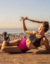 Svart sammet tränings-bh med bra stöd, kombinerad med mörkrosa shorts, sportig stil.