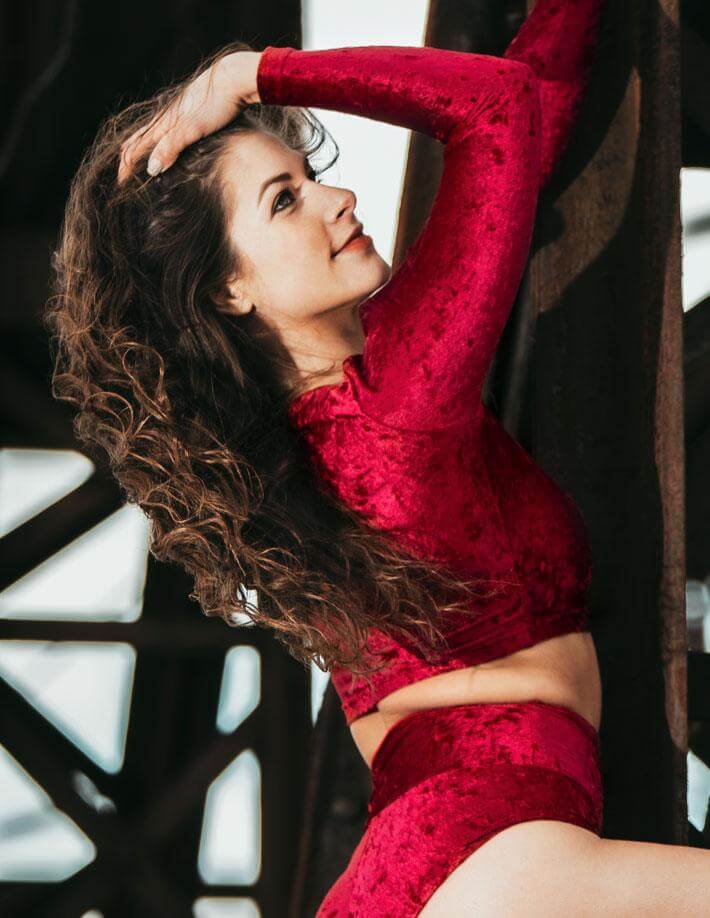 Röd kortärmad sammetstopp med mjuk lyster och figurnära passform.