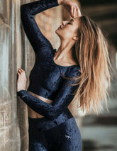 Svart kortärmad sammetstopp med lyxig lyster och figurnära passform.